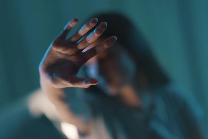 Mulher se protege de agressão do companheiro com grelha de churrasqueira, em Maceió