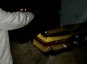 Jovem denuncia falta de estrutura e coveiro para enterrar corpo do pai.