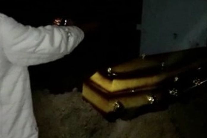 Jovem denuncia falta de estrutura e coveiro para enterrar corpo do pai.