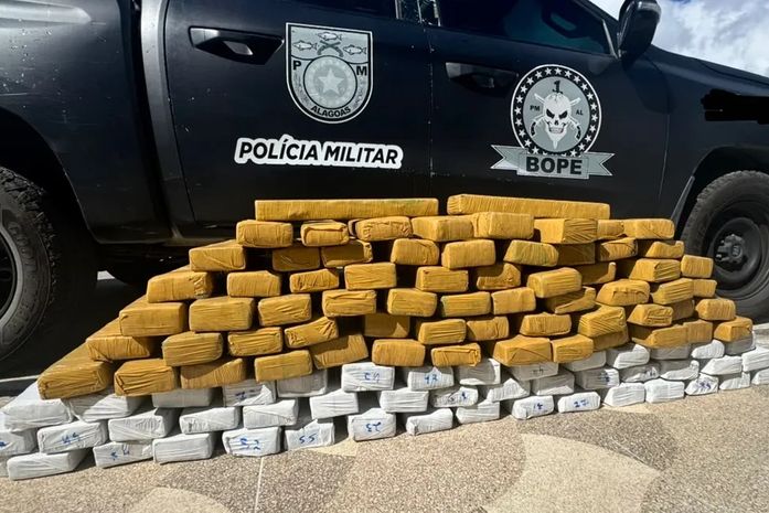 Carreta com quase 98 kg de maconha é apreendida na divisa entre Alagoas e Sergipe; casal é preso