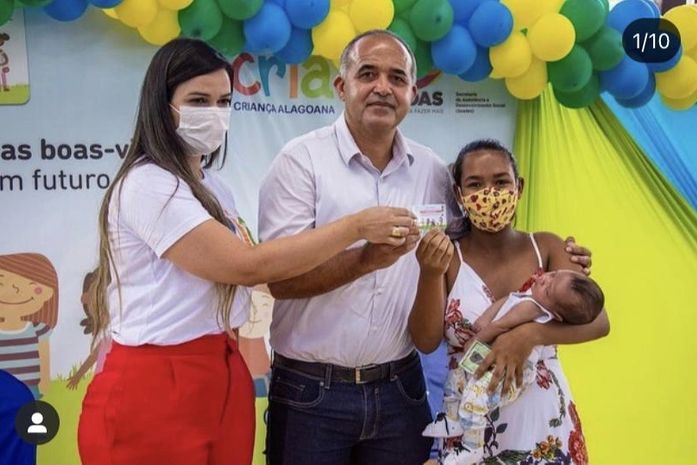 Jarbas Ricardo durante lançamento do Programa CRIA lá em Tapera contemplando uma mâe