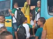 Mãe de estudante denuncia superlotação em transporte escolar de Olivença; veja vídeo
