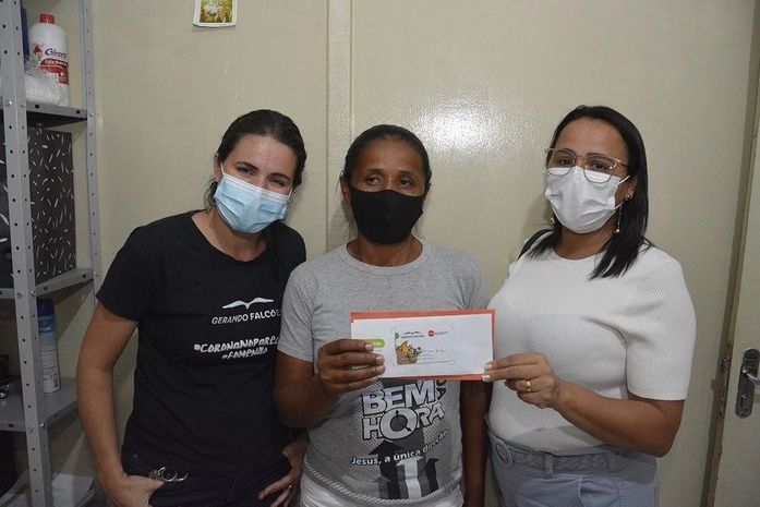 Mais 100 famílias são contempladas pela Assistência Social de Anadia com cartões de vale alimentação
