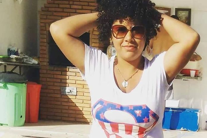 Ingrid Kelly exibe os cachos.