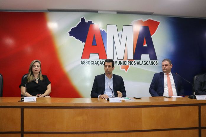 AMA e TCE pautam a nova lei de licitações em reuniões com prefeitos e técnicos