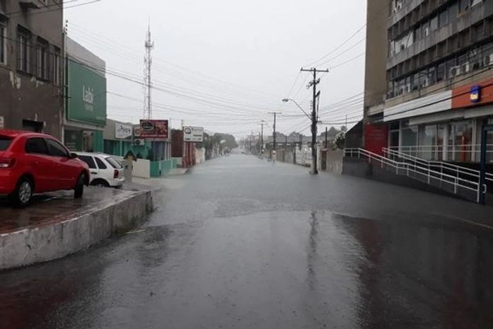 Chuvas causam alagamentos e queda de árvore em Maceió