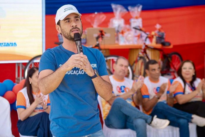 Prefeito de Santana do Mundaú realiza lançamento dos fardamentos e kits escolares dos estudantes e assina Ordem de Serviço para reforma de escola