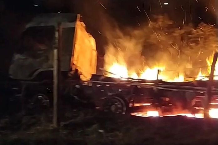 Caminhão carregado de madeira fica destruído após ser atingido por incêndio na AL-115; veja vídeo