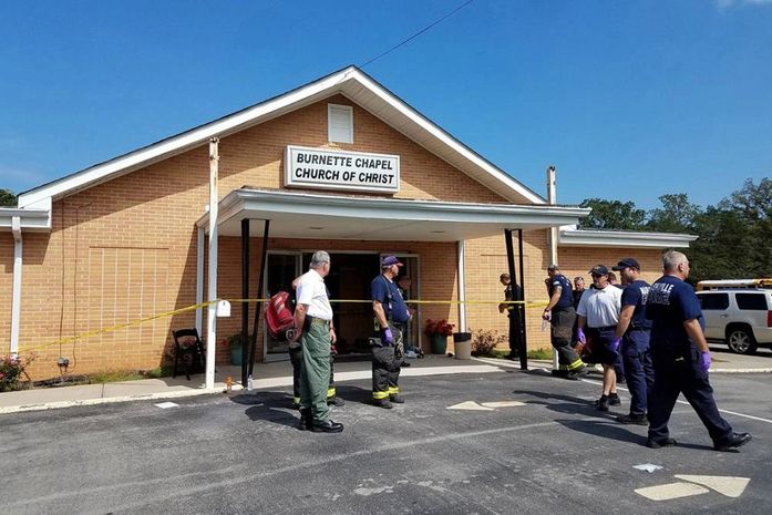 Policiais cercam Igreja Christ Burnette, no Tennessee