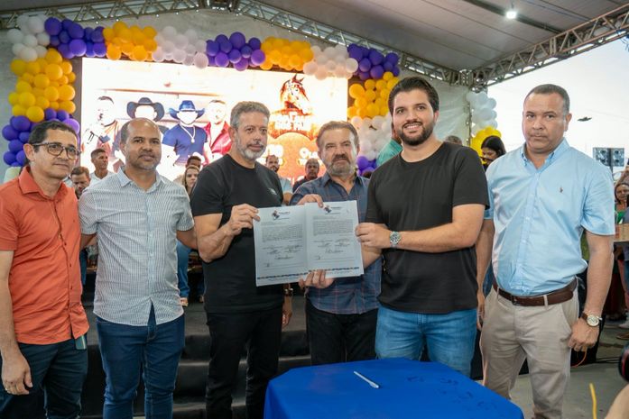 Prefeito Lucas Santos entrega obras para a saúde e educação e assina ordens de serviços