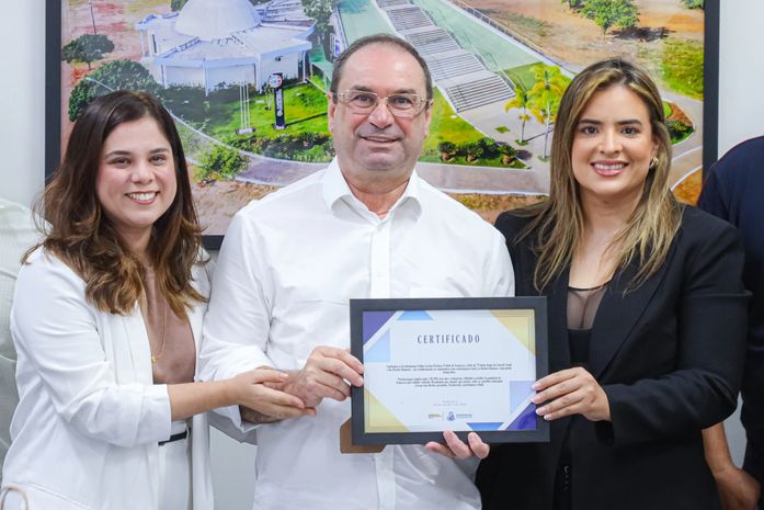 Luciano Barbosa recebe Certificado Prefeito Amigo do Desenvolvimento Social