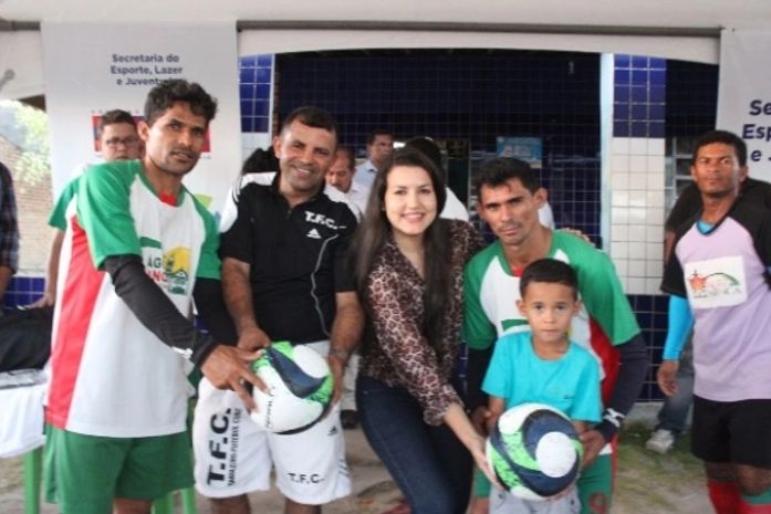 Governo potencializa esporte com melhorias e entrega de materiais esportivos