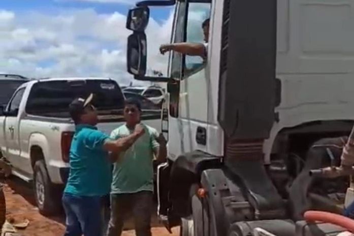Pré-candidato da oposição agride e tenta impedir trabalho de motorista de caminhão pipa em Lagoa da Canoa