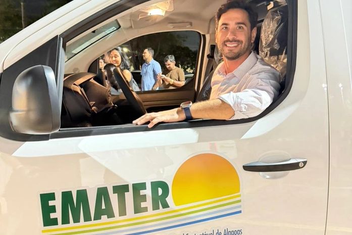 Prefeito de Santana do Mundaú recebe furgão para PAA