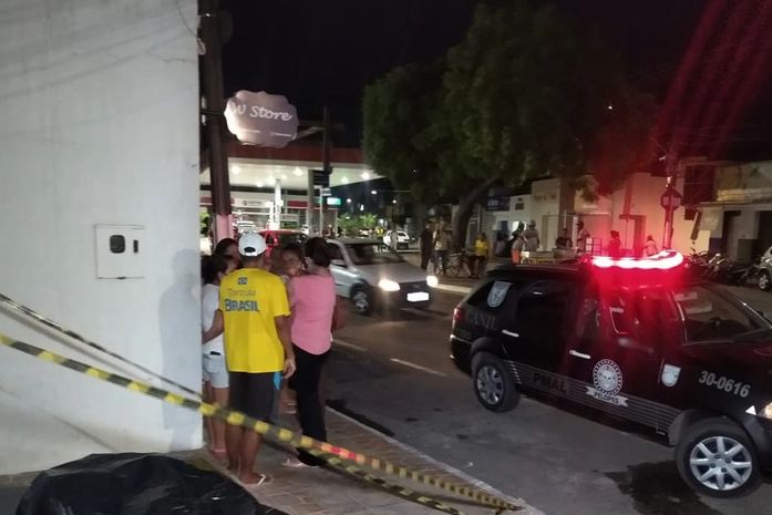 Homem morre em calçada de residência após passar mal, em Arapiraca
