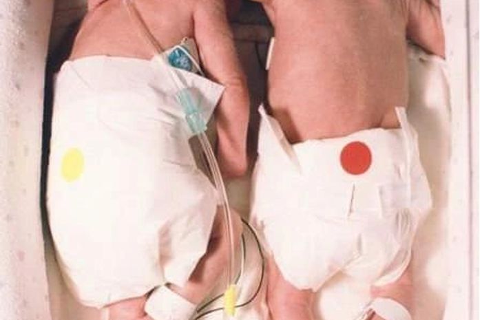 Uma enfermeira,dessas com a intuição afetiva, desobeceu protocolos do hospital...