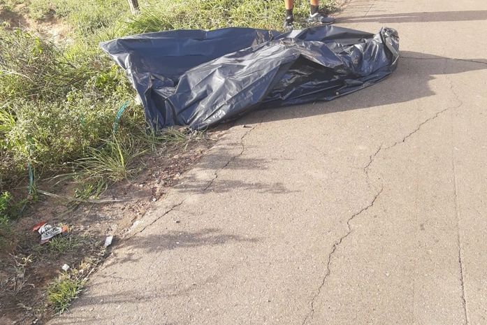 Vítima estava na garupa de uma motocicleta que foi atingida por um carro.