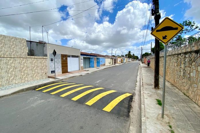 Ruas asfaltadas em Penedo recebem redutores de velocidade e sinalização