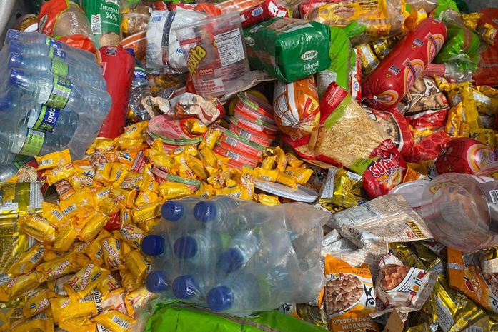 Estragados e com prazo de validade adulterado: 900 kg de alimentos são apreendidos em Maceió