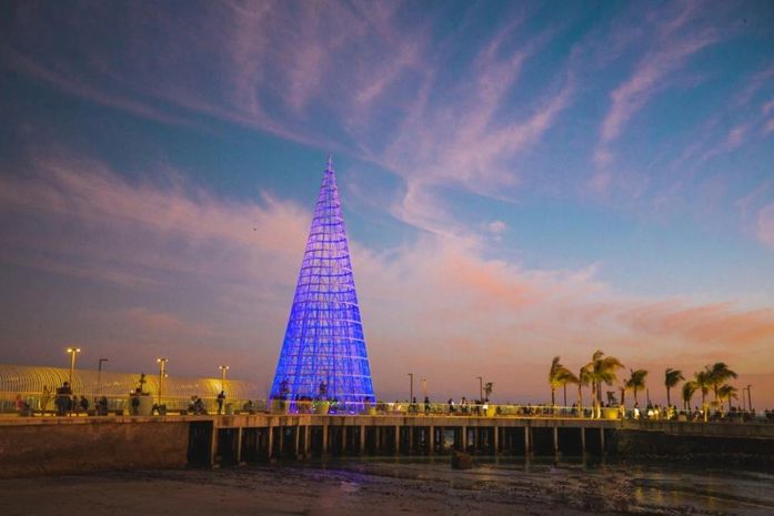 Prefeitura de Maceió instalou árvore de Natal de 37 metros e túnel iluminado no marco dos corais.