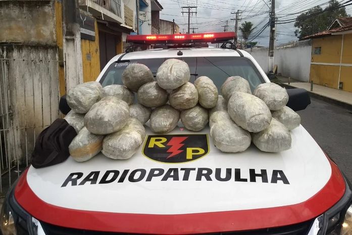 Porta-malas de carro era usado para esconder quase 23 kg de maconha