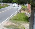Câmeras registram momento em que pneu quase atinge motociclista no litoral norte de AL; veja