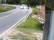 Câmeras registram momento em que pneu quase atinge motociclista no litoral norte de AL; veja