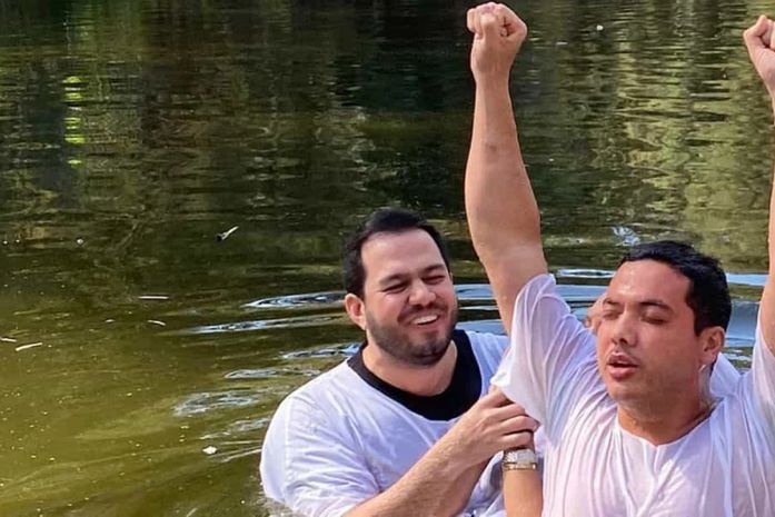 Wesley Safadão se batiza no Rio Jordão