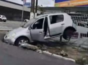 Colisão em cruzamento arremessa veículo contra portão de prédio na Jatiúca