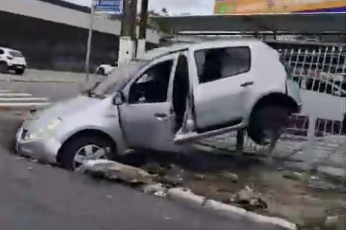 Colisão em cruzamento arremessa veículo contra portão de prédio na Jatiúca