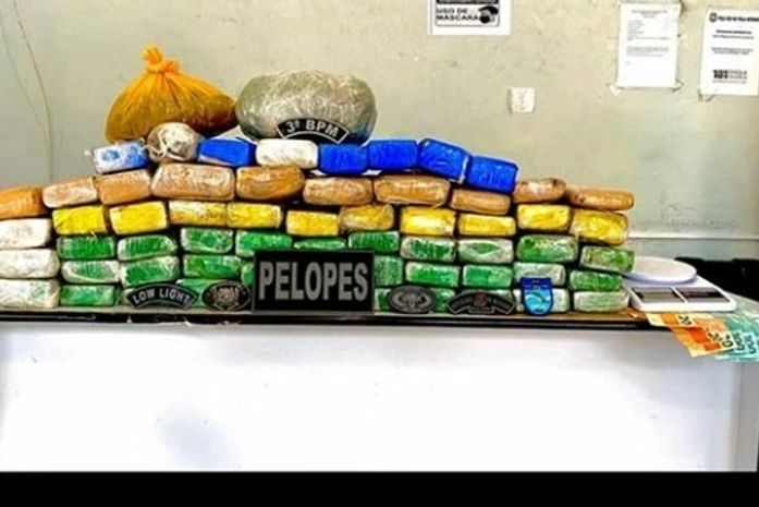 Após denúncia, polícia encontra mais de 50 Kg de maconha escondidos em residência