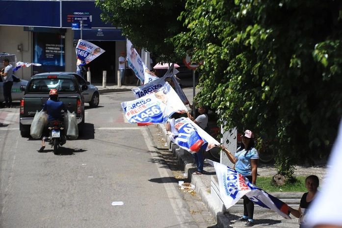 Bandeiras com número de candidatos mudam o cenário nas ruas centrais de Arapiraca