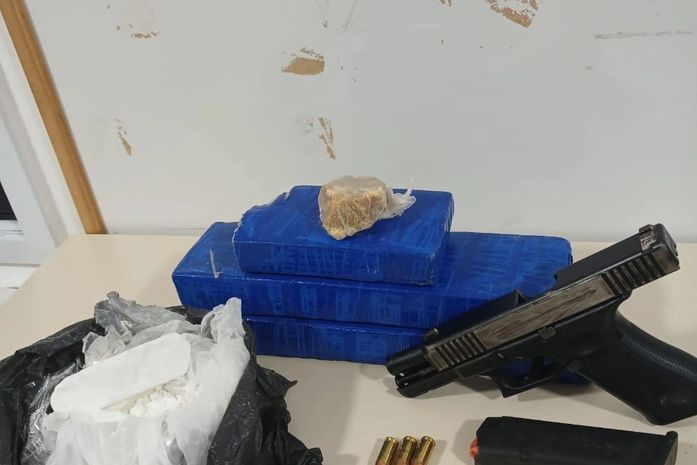 PM flagra homem com arma e 2,7kg de drogas em abordagem na parte alta da capital
