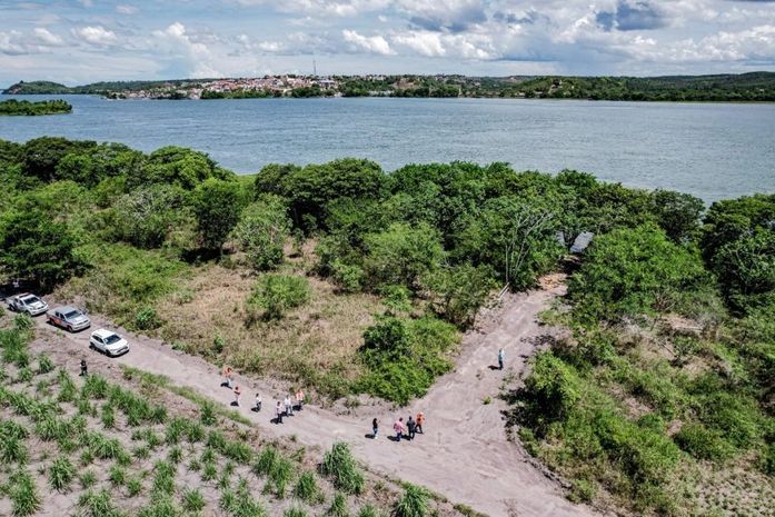 Equipes do DNIT e da Seinfra visitam local onde será instalado canteiro de obras da ponte Penedo-Neópolis