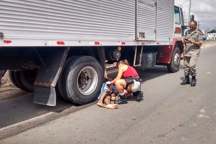 Uma das vítimas chegou a ficar embaixo do caminhão
