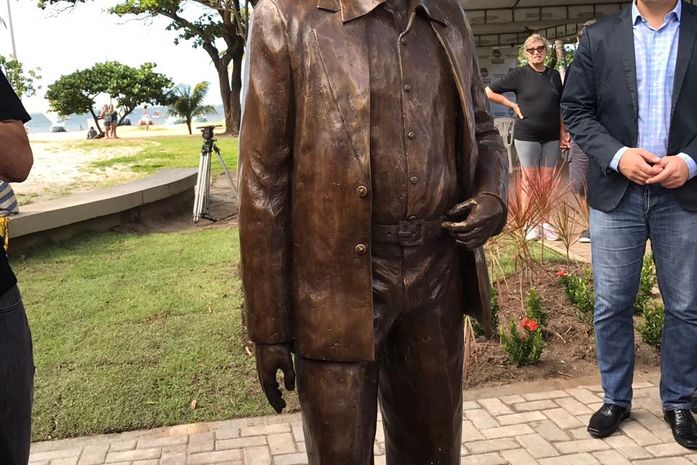 Estátua de Paulo Gracindo foi inaugurada na Orla de Pajuçara