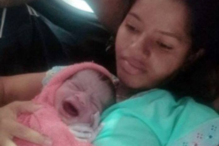 Mulher dá à luz dentro de veículo em Maceió; veja vídeo