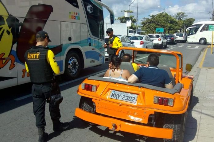 Veículos foram abordados na Avenida da Paz