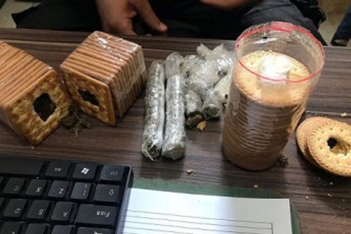Mulher é presa tentando entrar no Cadeião com drogas escondidas em biscoitos