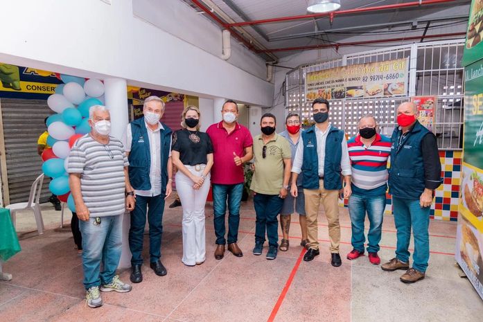 Vereadora Gaby Ronalsa comemora com comerciantes 9 anos do Shopping Popular