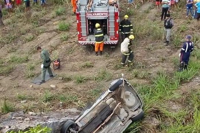 Capotamento aconteceu próximo ao povoado Olho D'Água