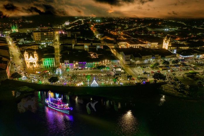 Papai Noel desembarca no Penedo Luz e atrai multidão para orla da cidade