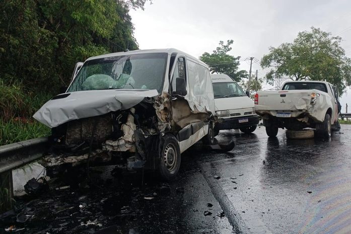 Acidente envolvendo três veículos bloqueia a ladeira do Catolé, em Maceió