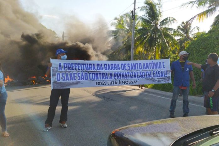 Manifestantes bloqueiam AL-101 Sul contra privatização da Casal