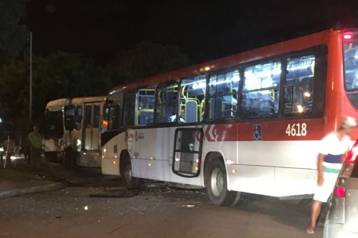 Colisão entre ônibus na Fernandes Lima