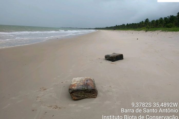 Três novos fardos de navio nazista aparecem em praia alagoana