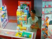 Suspeito quebrou o cadeado e invadiu o estabelecimento para praticar o furto.