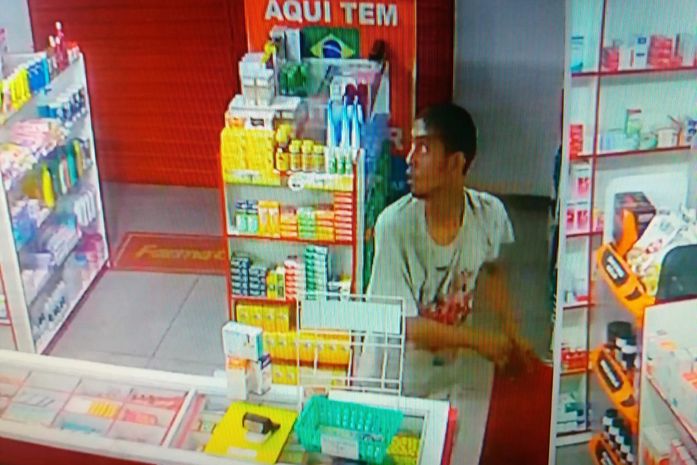 Suspeito quebrou o cadeado e invadiu o estabelecimento para praticar o furto.