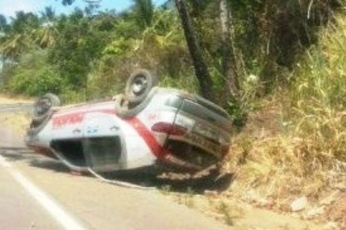 Viatura capota com dois militares