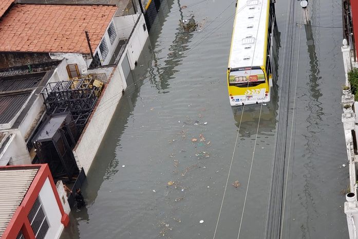 Ônibus ilhado na Rua Miguel Palmeira